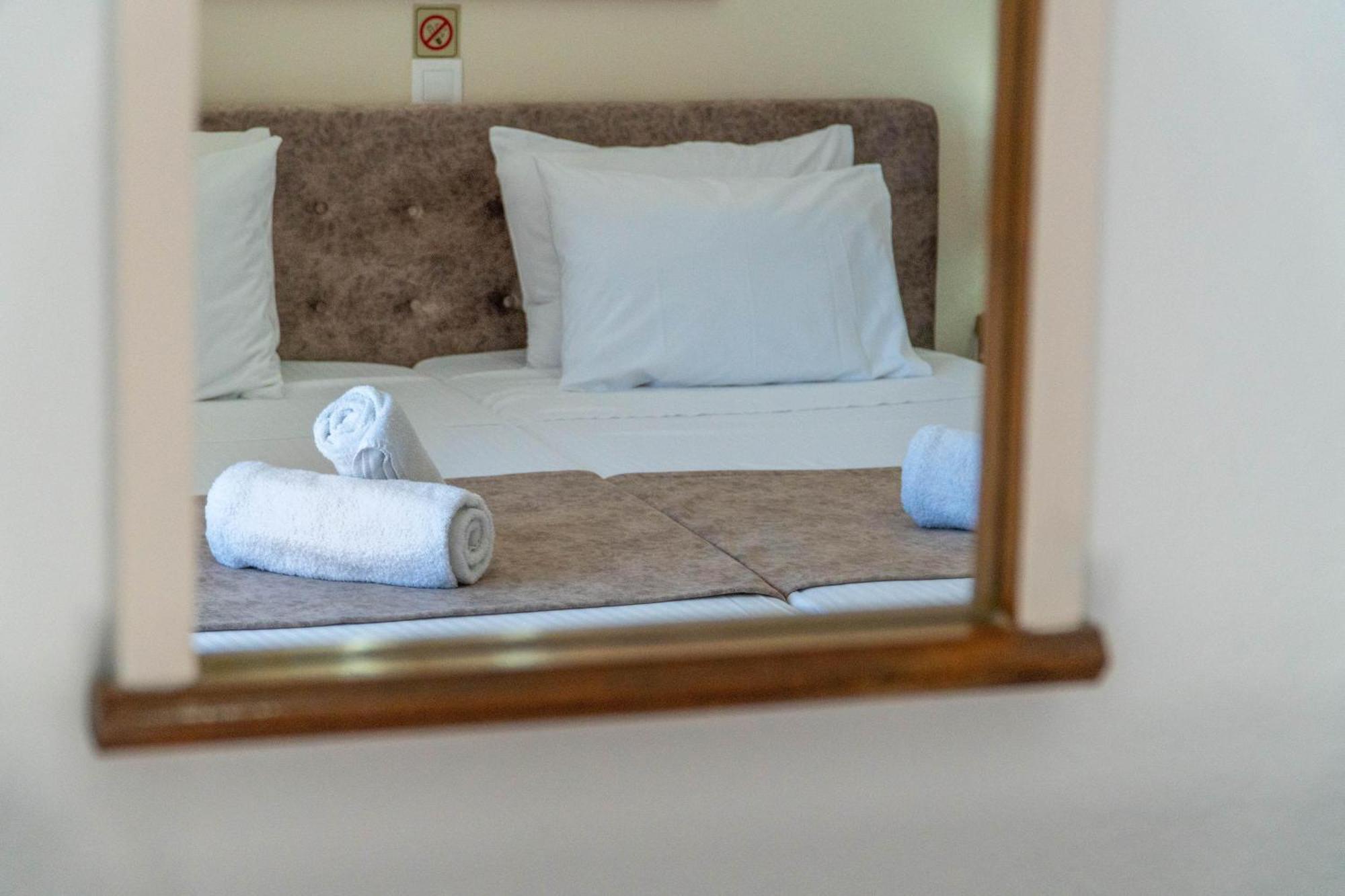 Angela Hotel & Apartments Гувія Екстер'єр фото