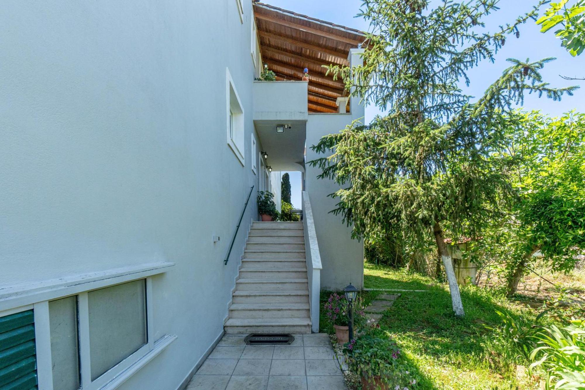 Angela Hotel & Apartments Гувія Екстер'єр фото