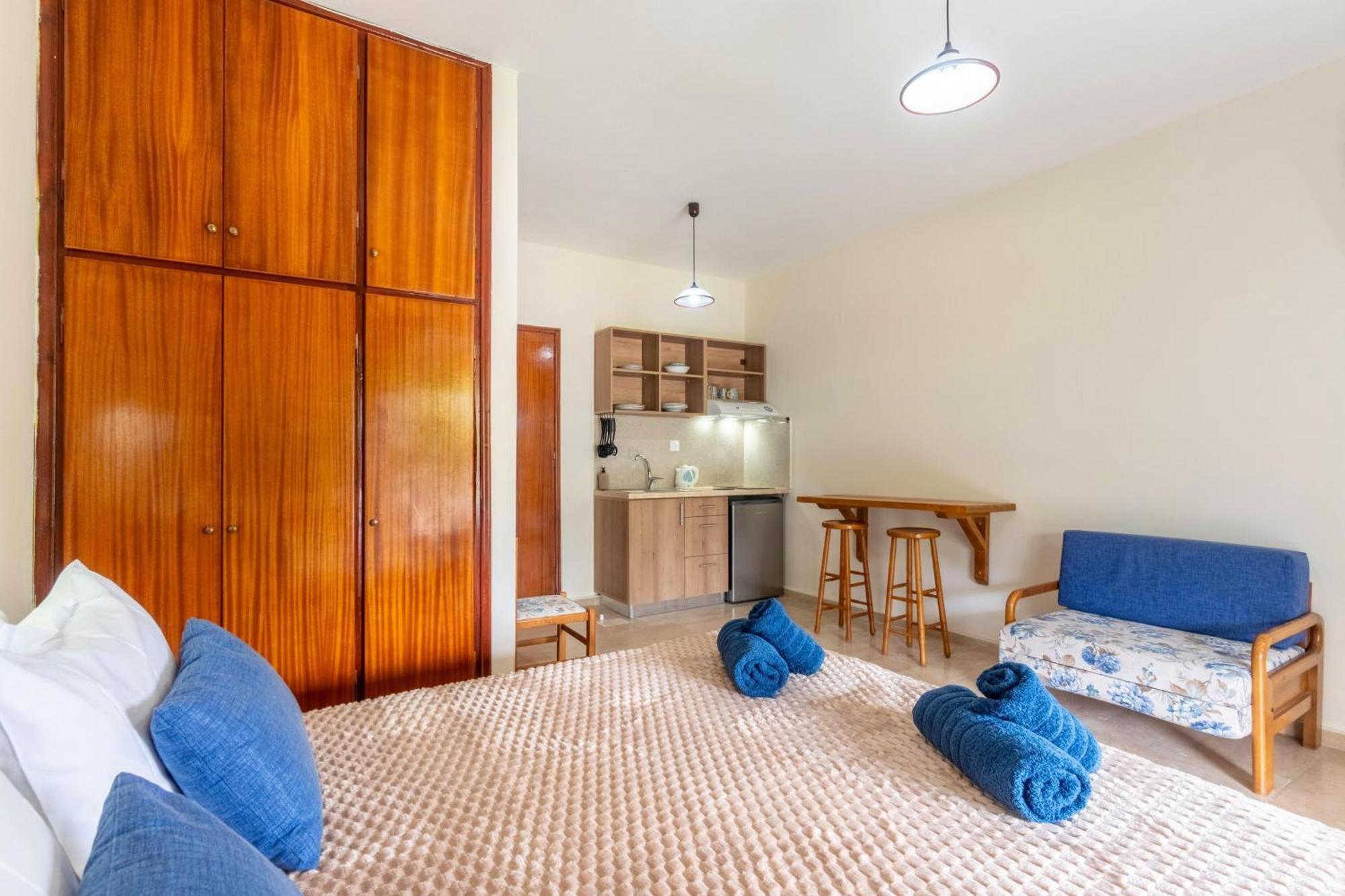 Angela Hotel & Apartments Гувія Екстер'єр фото