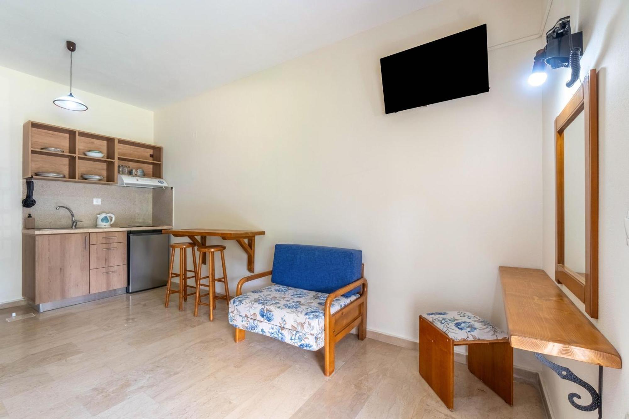 Angela Hotel & Apartments Гувія Екстер'єр фото