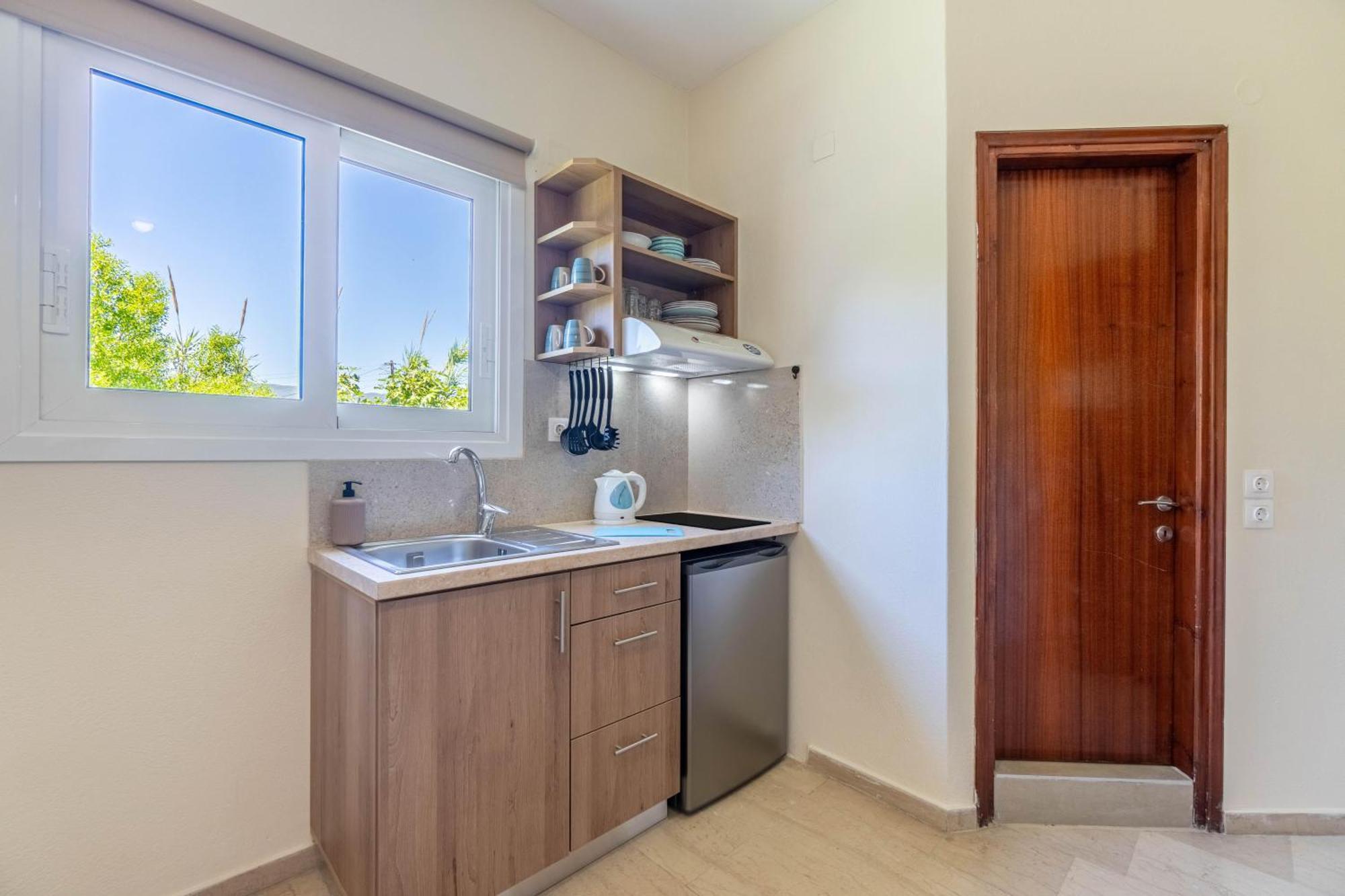 Angela Hotel & Apartments Гувія Екстер'єр фото