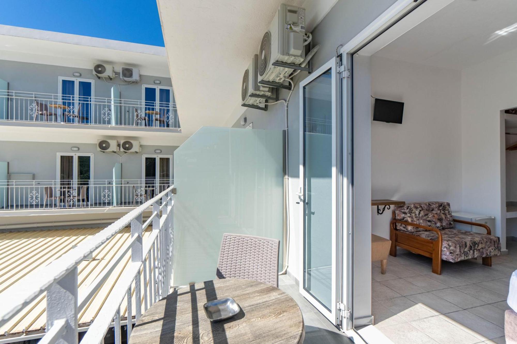 Angela Hotel & Apartments Гувія Екстер'єр фото