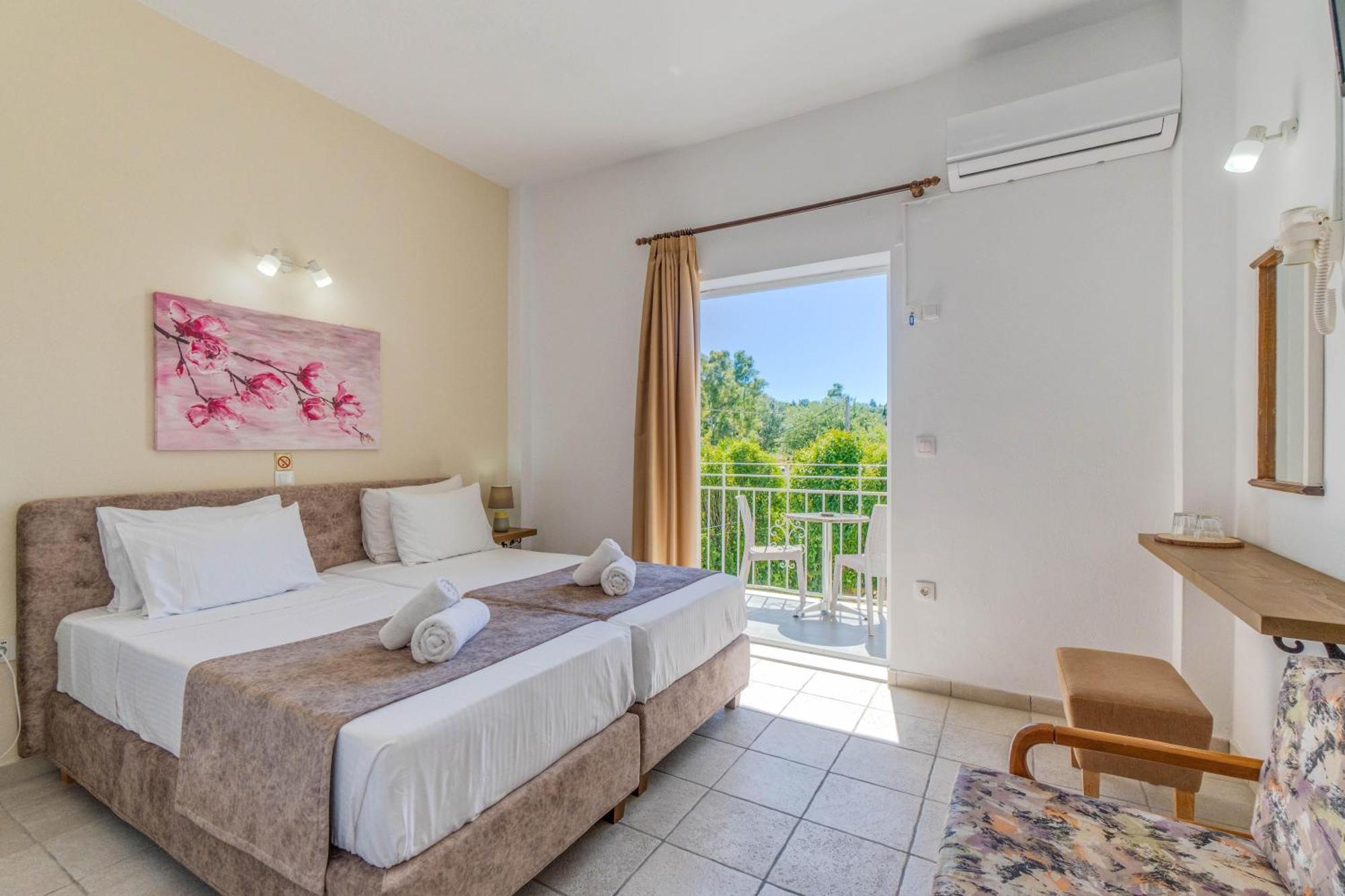 Angela Hotel & Apartments Гувія Екстер'єр фото