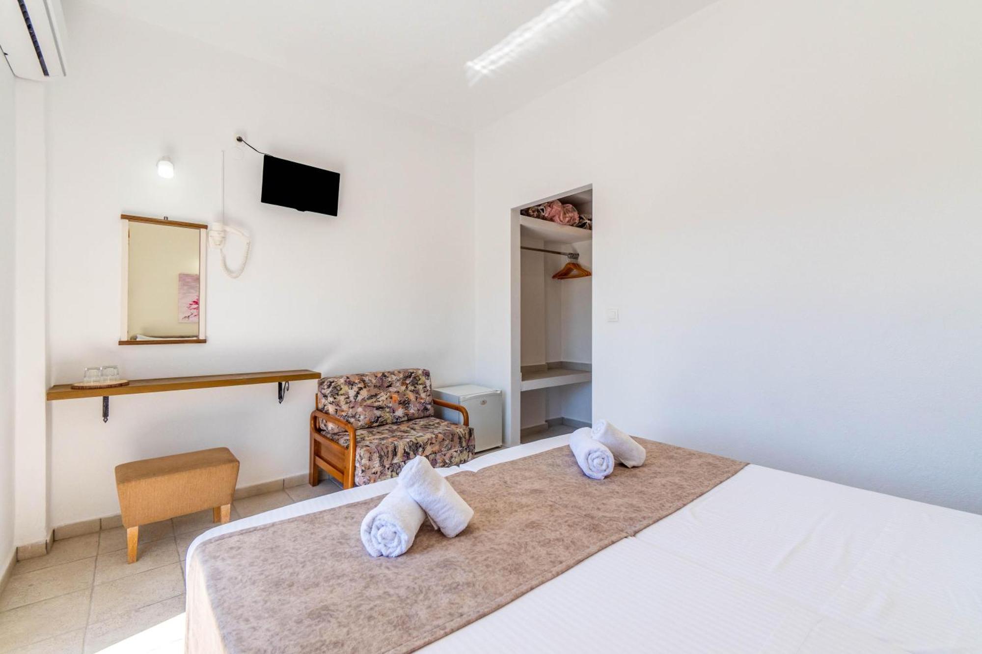 Angela Hotel & Apartments Гувія Екстер'єр фото