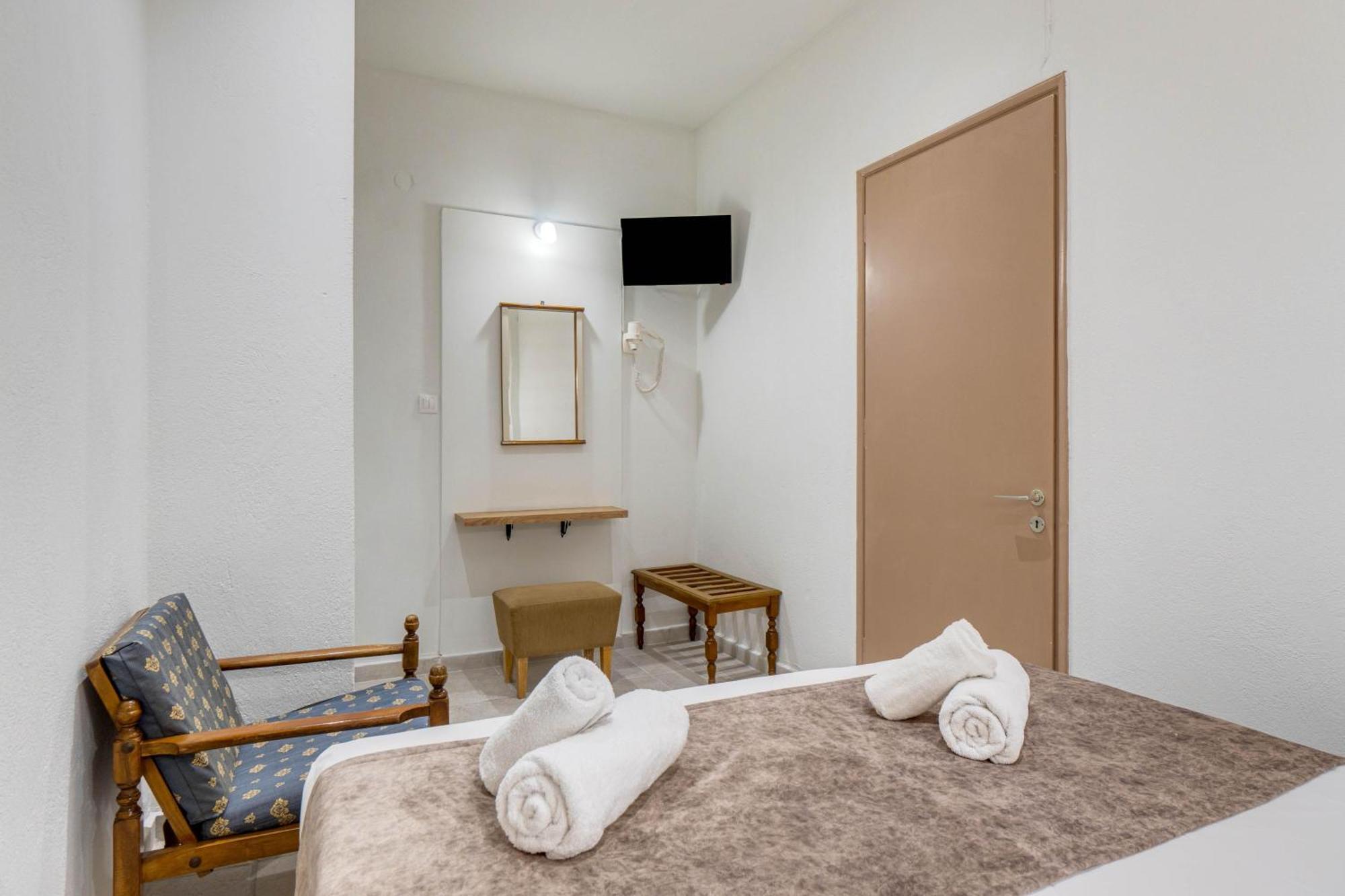 Angela Hotel & Apartments Гувія Екстер'єр фото
